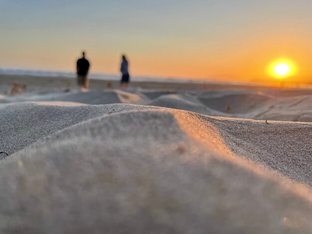 Arena en una playa durante la puesta de sol