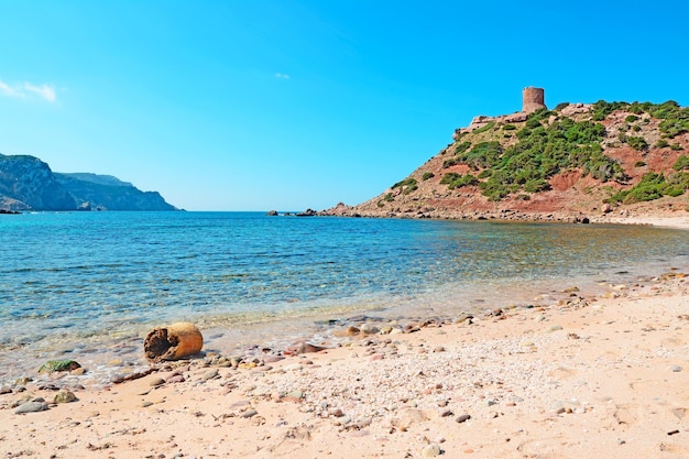 Arena y rocas en la playa de Porticciolo Cerdeña