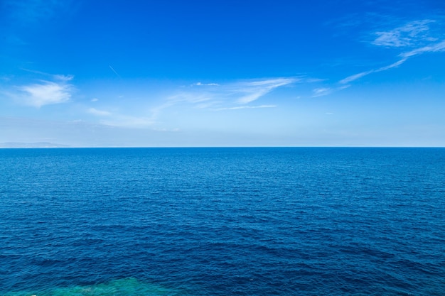 Arena tranquila mar azul cielo con pocas nubes fondo cristal aguamarina mar transparente