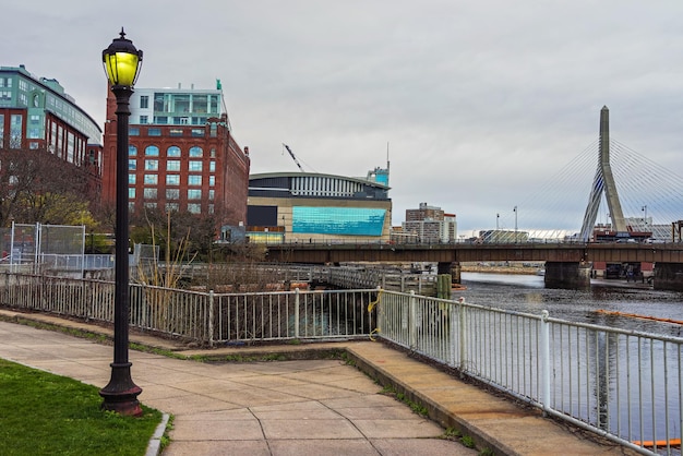 Arena und Leonard P Zakim Bunker Hill Memorial Bridge gesehen vom Langone Park in Boston, Massachusetts, USA.