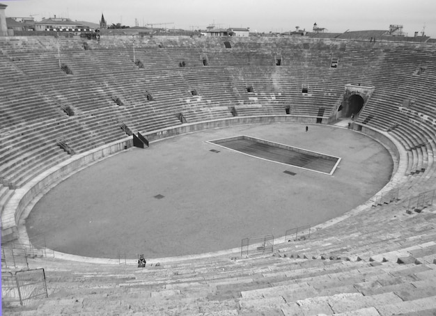 La arena de verona en monótono, anfiteatro romano en la plaza de la plaza Bra en verona, Italia