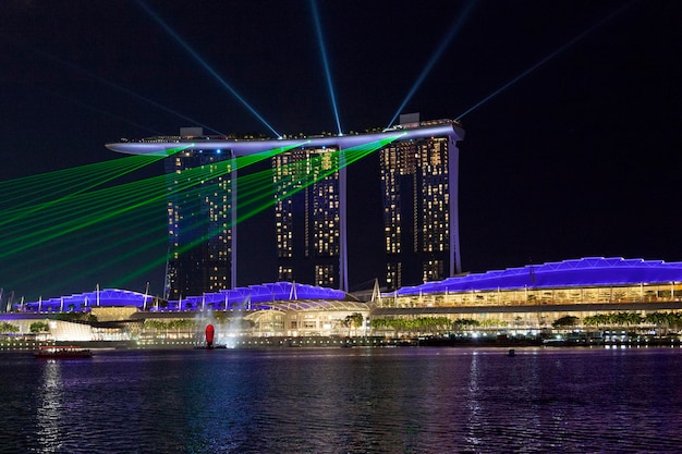 Las arenas de la bahía de Marina en Singapur por la noche