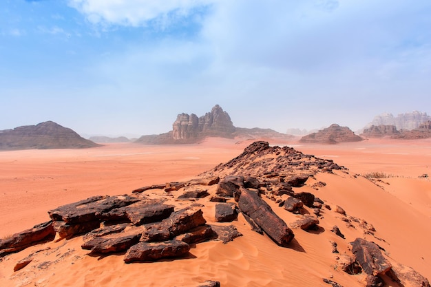 Arenas y montañas del desierto de Wadi Rum en Jordania hermoso paisaje diurno