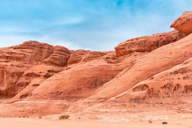 Arenas y montañas del desierto de Wadi Rum en Jordania hermoso paisaje diurno