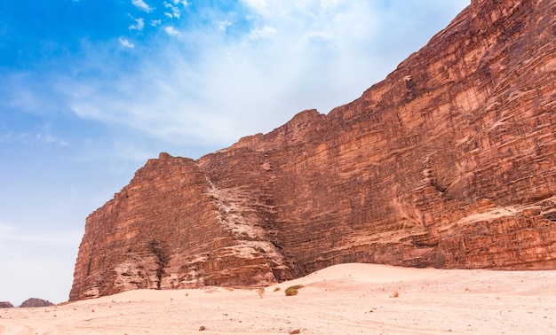 Arenas y montañas del desierto de Wadi Rum en Jordania hermoso paisaje diurno