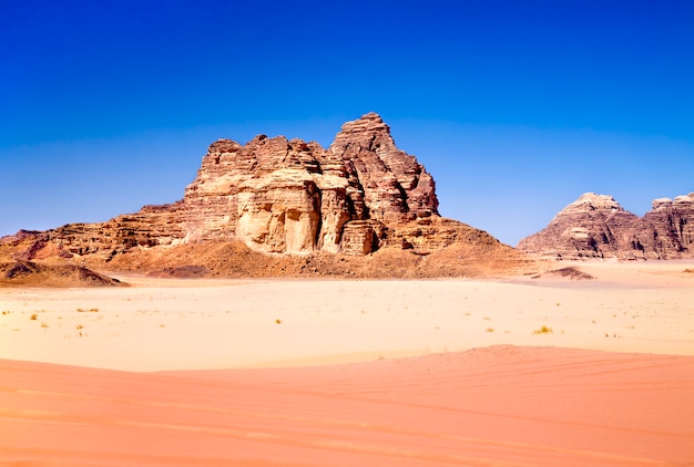 Arenas rojas y amarillas en el desierto de Wadi Rum, Jordania