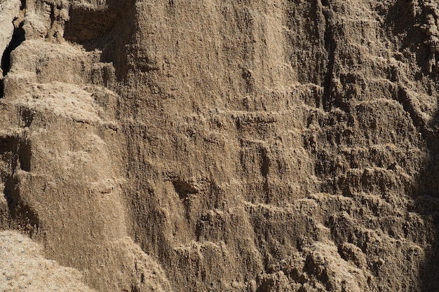 Arenito é uma rocha sedimentar fragmentária um agregado homogêneo ou em camadas de grãos fragmentados e grãos de areia ligados por qualquer substância mineral cimento Pedreira parede de areia amarela natural