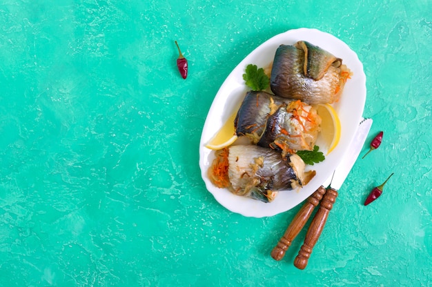 Arenque al horno relleno de verduras. deliciosos rollos de pescado. la vista superior