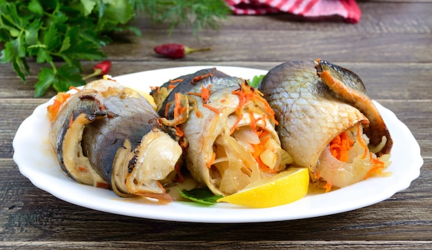 Arenque al horno relleno de verduras. Sabrosos rollitos de pescado.