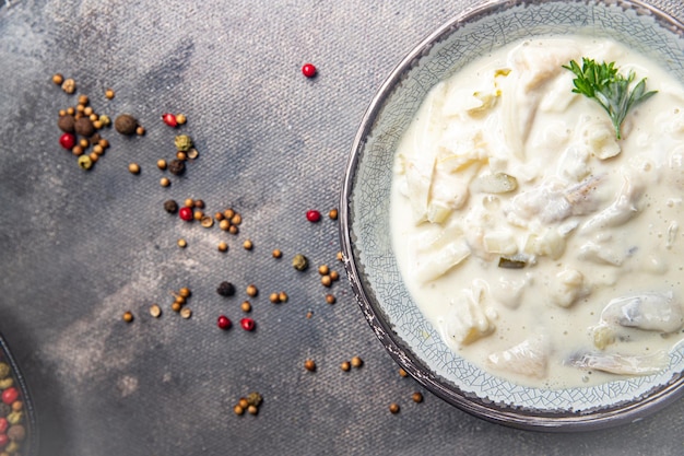 arenque creme de leite molho branco refeição saudável fresca comida lanche na mesa cópia espaço comida