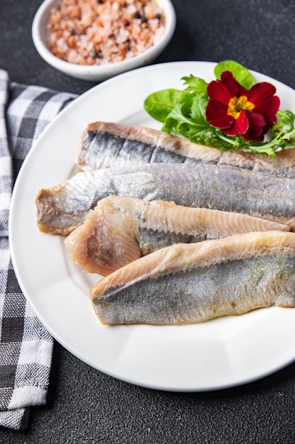 arenque filé de peixe desossado refeição de frutos do mar comida lanche na mesa cópia espaço comida fundo rústico