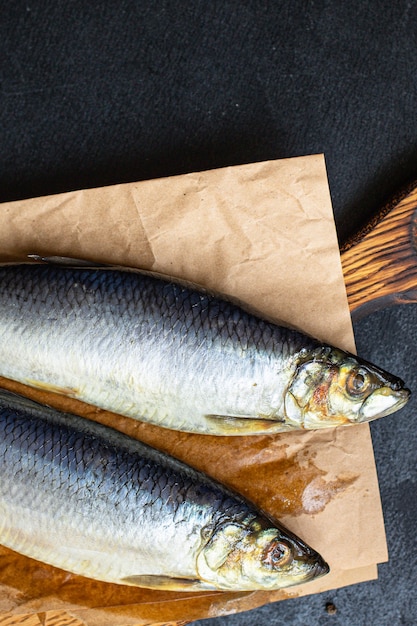 arenque pescado entero fresco o marisco salado listo para comer