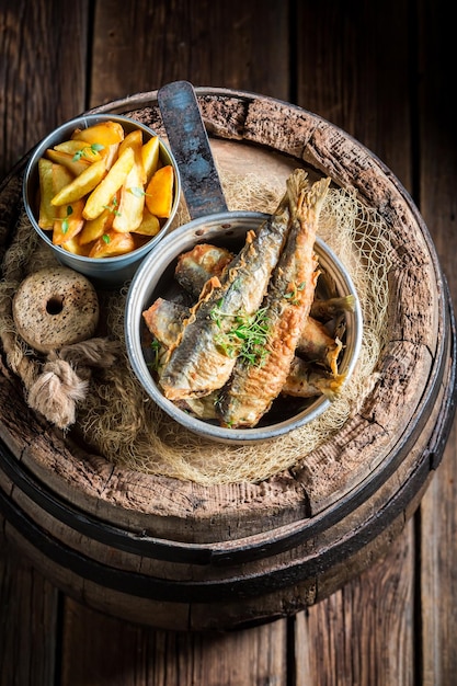 Arenque pescado y patatas fritas caseras con sal y hierbas