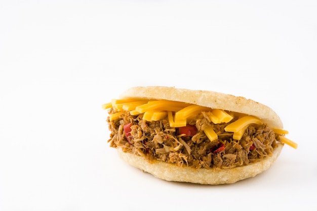 Arepa con carne deshebrada y queso aislado en blanco comida típica venezolana