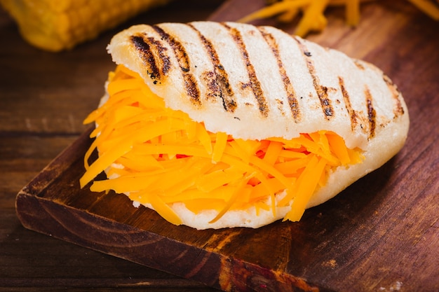 Arepa de café da manhã venezuelano com queijo amarelo