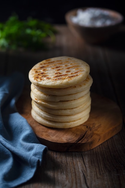 La arepa es un tipo de comida hecha a base de masa de maíz molido, harina de maíz, comida tradicional colombiana, estilo oscuro y de mal humor.