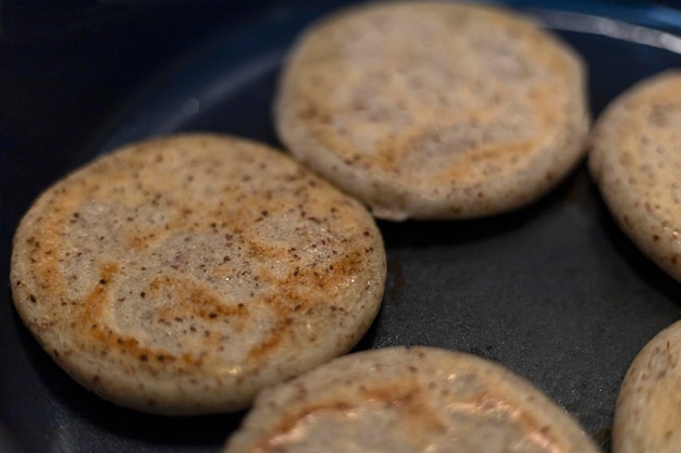 Foto arepa in einer pfanne, zubereitet durch mischen von trockenem, vorgekochtem maismehl mit wasser und salz