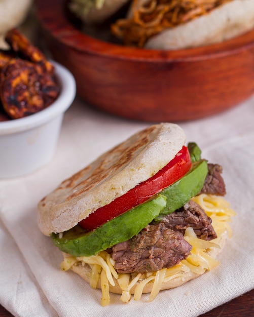 Foto arepa con queso y carne