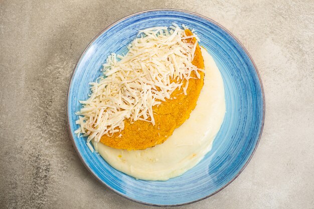 Arepa rellena de queso, cocina tradicional de Colombia y Venezuela