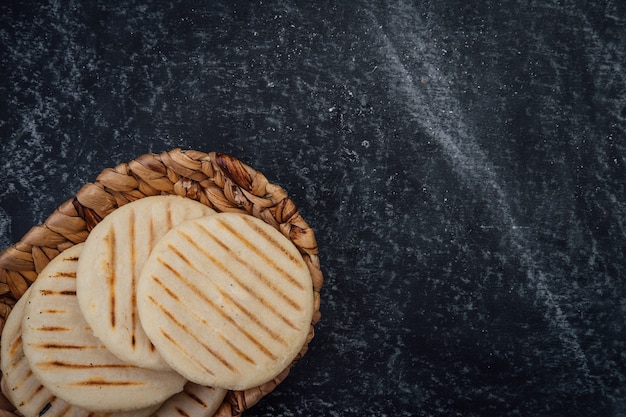 Foto arepas latinoamericanas sobre un fondo oscuro