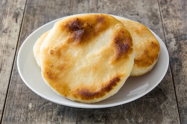 Arepas en mesa de madera comida típica venezolana