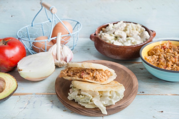 Arepas mit Reina Pepiada und Ei-Revueltos