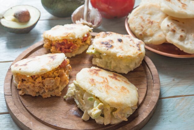 Arepas con reina pepiada y huevo perico