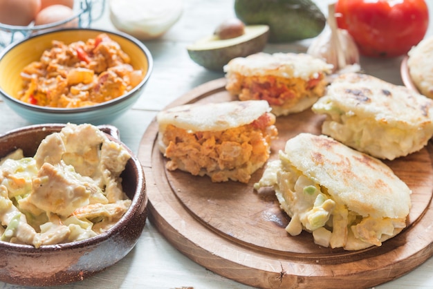 Arepas con reina pepiada y huevo revueltos