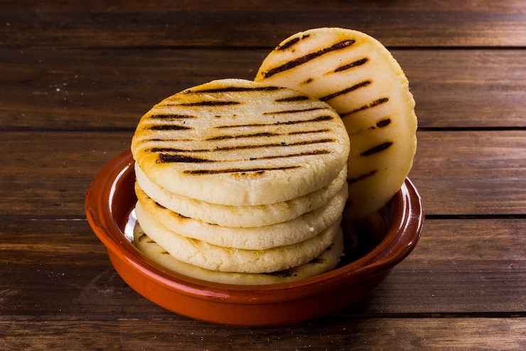 Foto arepas solas en un fondo de madera