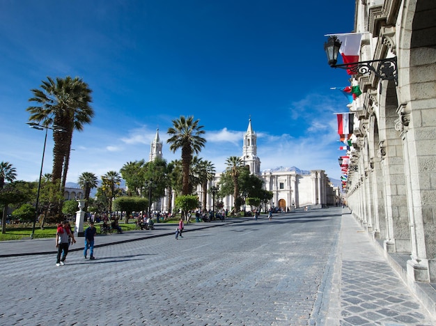 AREQUIPA PERÚ 9 DE NOVIEMBRE Plaza principal de Arequipa con iglesia el 9 de noviembre de 2015 en Arequipa Perú La Plaza de Armas de Arequipa es una de las más bellas del Perú