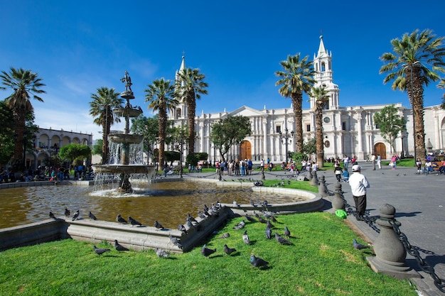 AREQUIPA PERÚ 9 DE NOVIEMBRE Plaza principal de Arequipa con iglesia el 9 de noviembre de 2015 en Arequipa Perú La Plaza de Armas de Arequipa es una de las más bellas del Perú