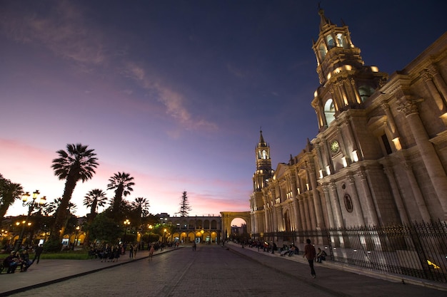 AREQUIPA PERU 9 DE NOVEMBRO Praça principal de Arequipa com igreja em 9 de novembro de 2015 em Arequipa Peru A Plaza de Armas de Arequipa é uma das mais belas do Peru