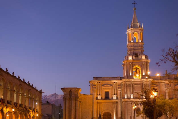 Arequipa, Perú: plaza principal y catedral al atardecer