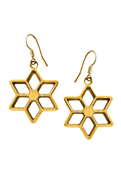 Aretes en forma de estrella de oro aislado sobre blanco