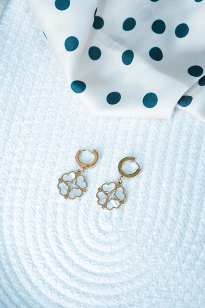 aretes de oro con diseño de flores