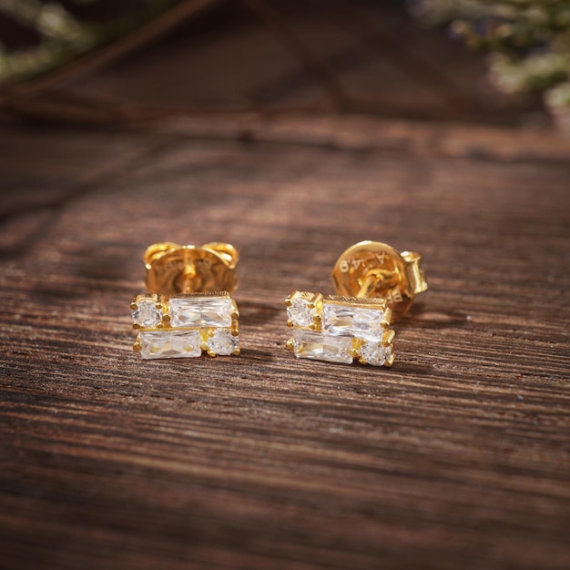 Aretes de oro sobre fondo de madera