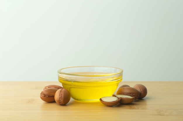 Argan Nüsse und Öl auf einem Holztisch