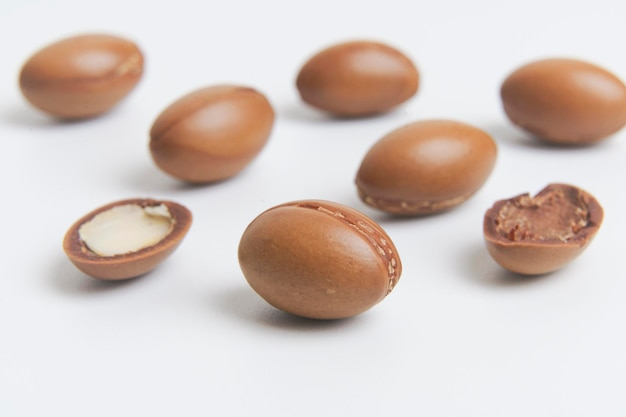 Argan-Samen und Öl isoliert auf weißem Hintergrund Argan-Öl-Nüsse mit Pflanzenkosmetik und Natur