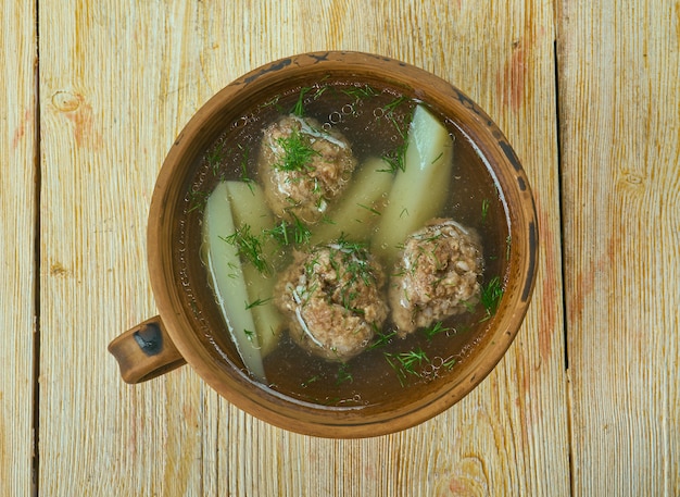 Arganak - armenische Suppe mit Fleischbällchen. Armenische Küche.