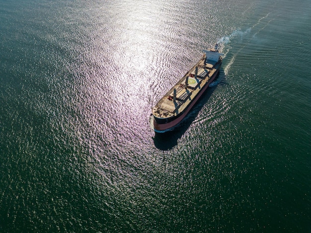 Arge granelero transporta grano en el mar vista aérea