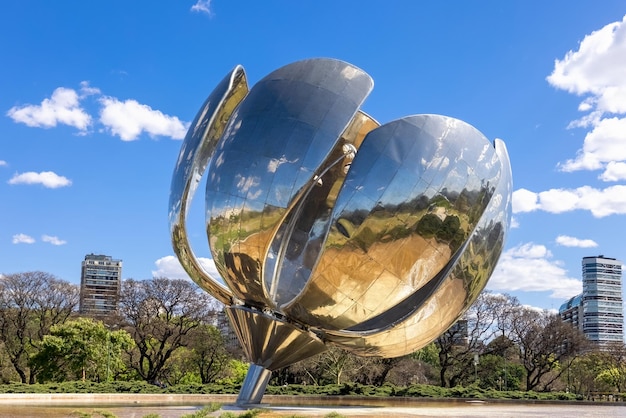 Argentina Buenos Aires Landmark Flower Escultura Floralis Generica realizada en acero y aluminio