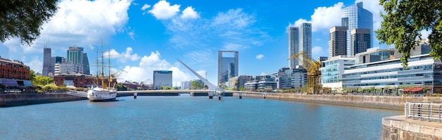 Argentinien Buenos Aires panoramische urbane Skyline und Stadtbild von Puerto Madero am Wasser