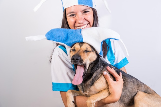 Argentinien-Fan feiert mit ihrem Hund Young Latina Girl World Cup World Cup