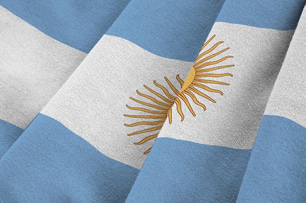 Argentinien-Flagge mit großen Falten, die in der Nähe unter dem Studiolicht im Innenbereich winken Die offiziellen Symbole und Farben im Banner