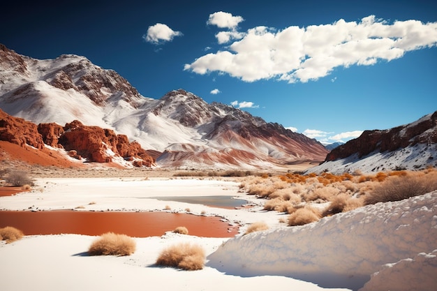 Argentiniens wunderschönes bergiges Gelände mit Schnee, der einige der höheren Lagen bedeckt