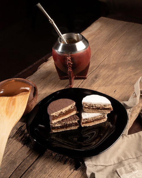 Argentinische Alfajor mit Schokolade und Meringue mit Dulce de Leche gefüllt