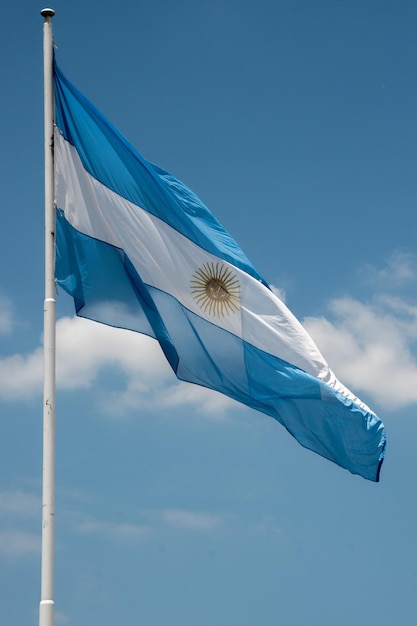 Argentinische Flagge am blauen Himmel