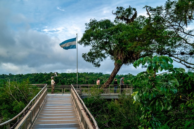 Argentinische Flagge auf dem Aussichtspunkt an den Iguazu-Wasserfällen