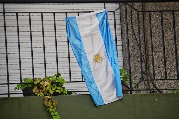 Foto argentinische flagge gegen blaues fenster
