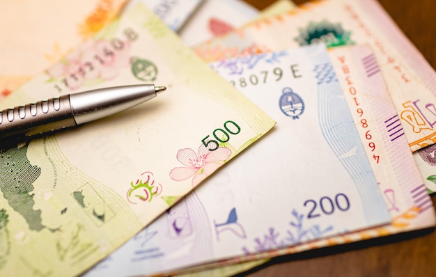 Argentinische Geldscheine im Nahaufnahmefoto für das Wirtschaftskonzept in Bezug auf den argentinischen Peso